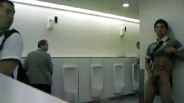 जापानी पुरुषले फराकिलो बाथरुममा आकर्षक केटी घुसाए